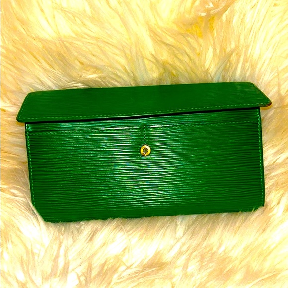 Authentic LV Green Epi Wallet. Serial Code: CA1926 - Picture 3 of 14